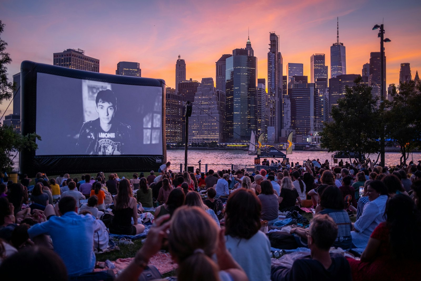 Proyección de cine al aire libre para la comunidad